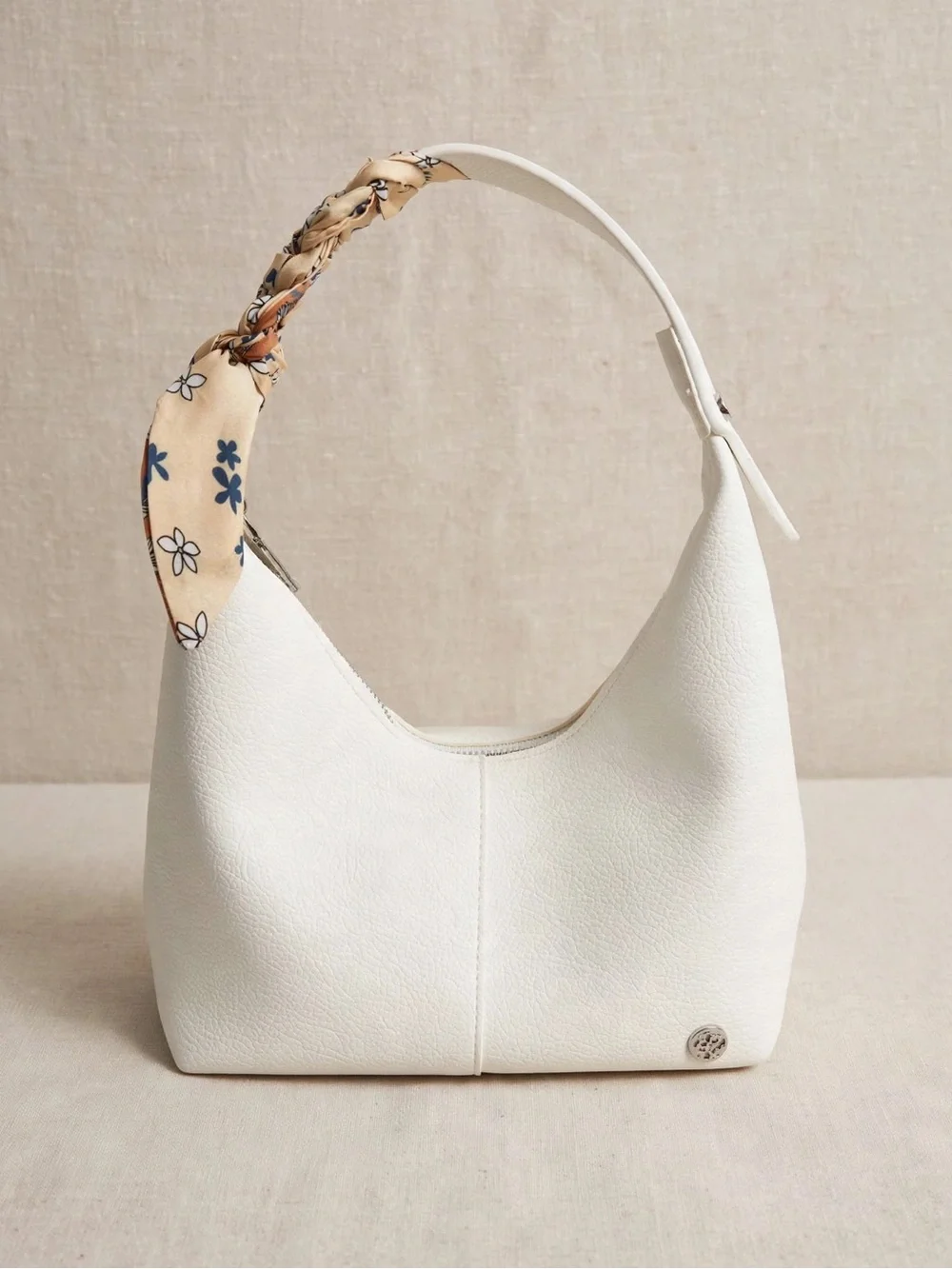 N/A minimalist white
